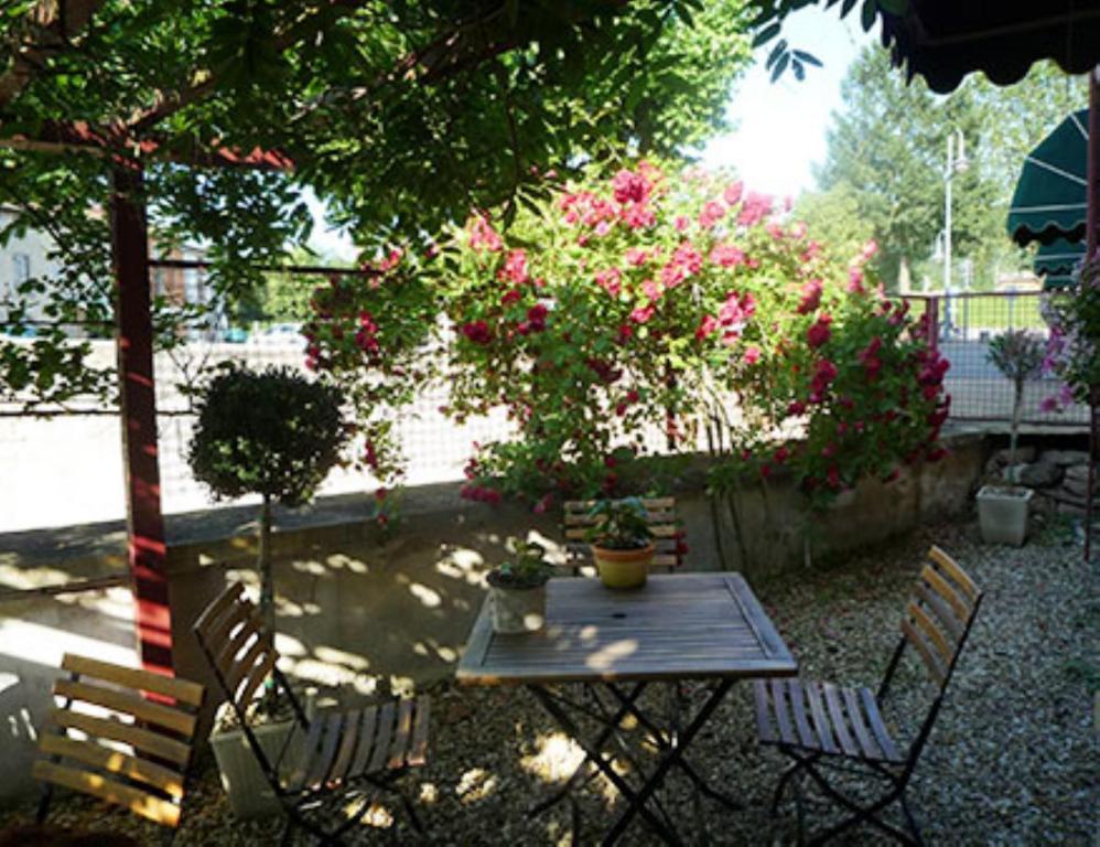 Hostellerie D'Heloise Logis Cluny Exteriör bild